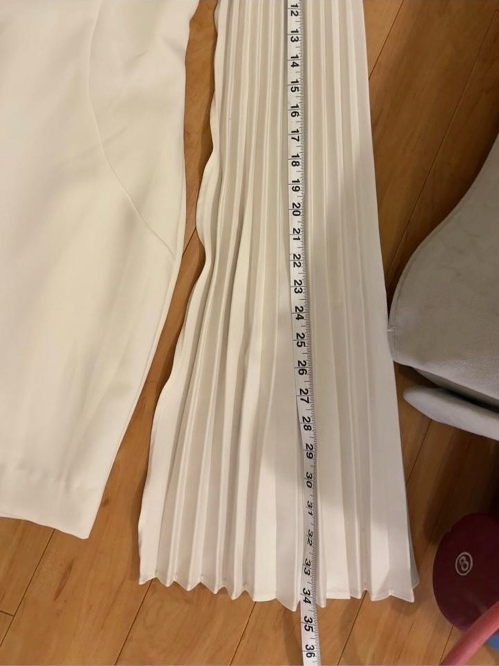 White Jovani dress with pleated sleeves, like a cap almost. And it has open back - Picture 6 of 8